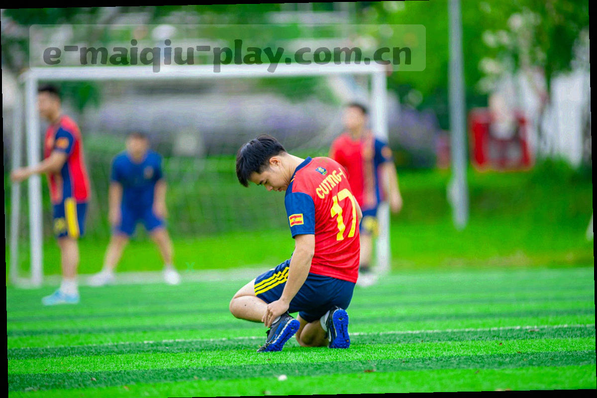 战术板上画出金色箭头与球员站位光点